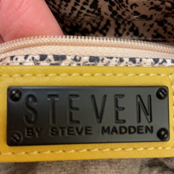 Mustard Yellow Leather Purse 👜 - Picture 6 of 7